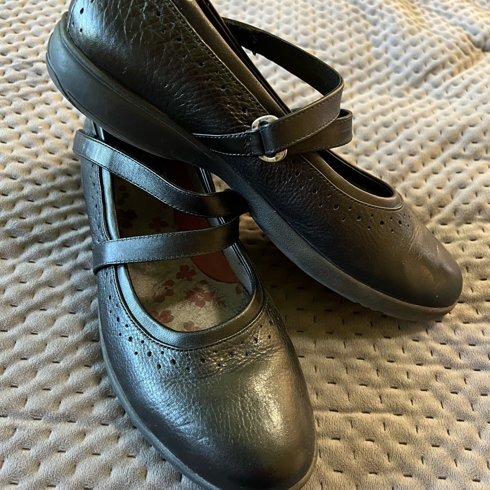 Aravon/Vibram Mary Janes. Black Leather. Size9.5B